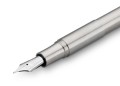 Srebrne pióro wieczne Kaweco Supra Stainless Steel wykonane ze szczotkowanej stali nierdzewnej, widoczny odkręcony łącznik korpusu.