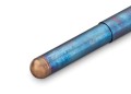 Pióro wieczne Kaweco Supra Fireblue z ręcznie opalanej stali nierdzewnej, widoczne odcienie niebieskiego i fioletu na korpusie.