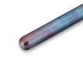 Pióro wieczne Kaweco Supra Fireblue z ręcznie opalanej stali nierdzewnej, widoczne odcienie niebieskiego i fioletu na korpusie.