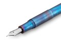 Pióro wieczne Kaweco Supra Fireblue z ręcznie opalanej stali nierdzewnej, widoczne odcienie niebieskiego i fioletu na korpusie.