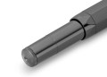Szare pióro wieczne Kaweco Skyline Grey ze srebrnym logo na zakręcanej skuwce, w wersji zamkniętej i gotowej do pisania.