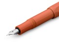 Pomarańczowe pióro wieczne Kaweco Skyline Fox ze srebrnym logo na zakręcanej skuwce i stalową stalówką.