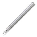 Srebrne pióro wieczne Kaweco Liliput Silver aluminium z zakręcaną skuwką na tle metalowego pudełka prezentowego.