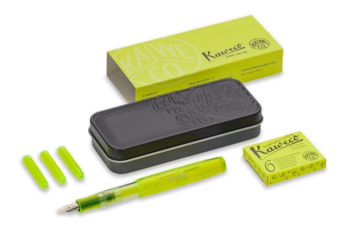 Zestaw Kaweco Highlighter Set Neon Yellow z piórem wyposażonym w stalówkę 1.9 mm, srebrnym klipsem i neonowymi nabojami w metalowym pudełku.