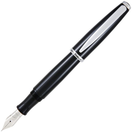 Czarne pióro wieczne Monteverde Aldo Domani Black CT w wersji otwartej, prezentujące lśniący lakier i stalówkę.