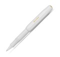 Białe pióro kulkowe Kaweco Classic Sport White ze złotymi akcentami, rozłożone z nałożoną skuwką na korpus.