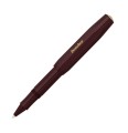 Bordowe pióro kulkowe Kaweco Classic Sport Bordeaux ze złotymi detalami, rozłożone z nałożoną skuwką na korpus.