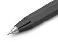 Zbliżenie na chromowaną końcówkę ołówka Kaweco Skyline Black z wysuniętym grafitem 0,7 mm