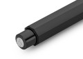 Czarny ołówek Kaweco Skyline Sport Clutch z grubym grafitem 3,2 mm zbliżenie na metalowe logo.