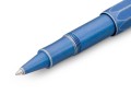 Zbliżenie na końcówkę wkładu kulkowego i unikalną teksturę „spranego” niebieskiego aluminium korpusu pióra Kaweco.