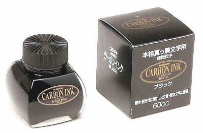 Wodoodporny atrament pigmentowy Platinum Carbon Black 60 ml na bazie sadzy węglowej w butelce ze zbiorniczkiem.