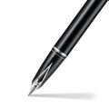 Pióro wieczne SHEAFFER LEGACY Glossy Black CT zbliżenie na kultową stalówkę Inlaid Nib.