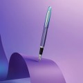 Pióro wieczne SHEAFFER VFM EXPRESSIONS perłowo-niebieski PVD na fioletowym tle.