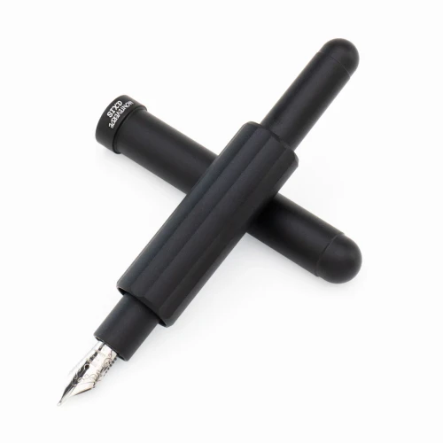 Pióro Monteverde Axis Czarny Mat z widoczną stalówką JoWo #5 i cylindryczną, gładką skuwką obok.