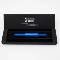 Zamknięte, niebieskie matowe pióro wieczne Monteverde Axis z fasetowanym środkiem korpusu i magnetyczną skuwką.