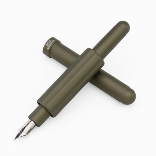 Pióro Monteverde Axis Matte Olive z widoczną stalówką JoWo #5 i smukłą, gładką skuwką z systemem magnetycznym.