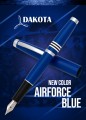 Plakat ukazujący pióro wieczne MONTEVERDE DAKOTA Air Force Blue na tle lotników.