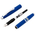 Niebieskie metalowe pióro wieczne Monteverde Dakota Air Force Blue z białymi pasami inwazyjnymi rozkręcone z widzocznymi częśćiami.