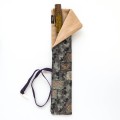 Otwarte etui Taccia Kimono Mosaic z piórem wiecznym w środku, prezentujące beżową wyściółkę ochronną i detale tkaniny Nishijin.