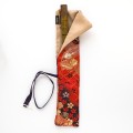 Widok na rozłożone etui Sakura Festival z piórem wiecznym; widoczna kontrastowa, jasna wyściółka chroniąca instrument piśmienny.