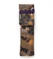 Zamknięte etui Taccia Kimono Single Sakura Night w ciemnej tonacji z motywem kwiatów wiśni i fioletowym sznurkiem.