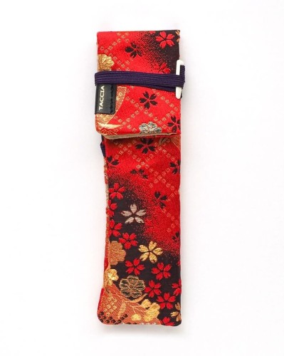 Rolowane etui Taccia Kimono Sakura Festival w kolorze czerwonym z czarnymi i złotymi motywami kwiatowymi, przewiązane sznurkiem.