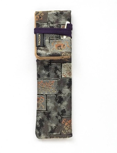 Rolowane etui na jedno pióro Taccia Kimono Pen Roll Single Mosaic z widocznym logo marki i fioletowym sznurkiem zabezpieczającym.