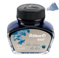 Szklany flakon atramentu Pelikan 4001 Blue-Black 30 ml z czarną zakrętką i próbką granatowo-czarnego koloru.