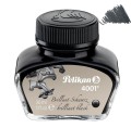 Szklany flakon atramentu Pelikan 4001 Brilliant Black 30 ml z czarną zakrętką i czarnym kleksem prezentującym kolor
