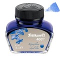 Szklany flakon atramentu Pelikan 4001 Royal Blue 30 ml z czarną zakrętką i próbką jasnoniebieskiego koloru