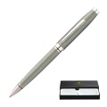 Grafitowy długopis Cross Coventry Gunmetal o satynowym wykończeniu z chromowaną skuwką i klipem obok pudełka prezentowego.