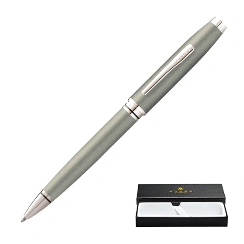 Grafitowy długopis Cross Coventry Gunmetal o satynowym wykończeniu z chromowaną skuwką i klipem obok pudełka prezentowego.