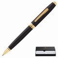 Elegancki długopis Cross Coventry czarny GT z detalami ze złota obok otwartego etui prezentowego.