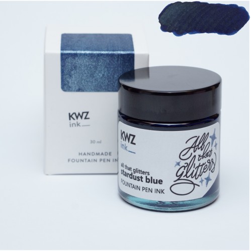 Atrament KWZ Ink Stardust Blue w szklanej butelce 30 ml, ukazujący głęboki niebieski kolor i mieniące się srebrne drobinki.