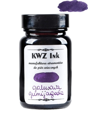 Szklany flakon 60 ml atramentu KWZ Ink galusowa gumijagoda z fioletową etykietą i próbką koloru.