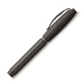 Nowoczesne pióro wieczne Faber-Castell Essentio Carbon z charakterystyczną strukturą włókna węglowego na korpusie.