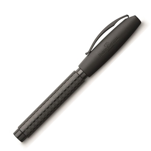 Nowoczesne pióro wieczne Faber-Castell Essentio Carbon z charakterystyczną strukturą włókna węglowego na korpusie.
