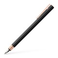 Smukłe pióro wieczne Faber-Castell Neo Slim w kolorze czarny mat z detalami z różowego złota i metalową skuwką.