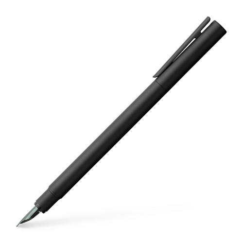 Minimalistyczne, smukłe pióro wieczne Faber-Castell Neo Slim w kolorze czarny mat z metalową skuwką i stalówką.