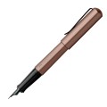 Pióro wieczne Faber-Castell Hexo w kolorze brązowym o sześciokątnym korpusie z czarną stalówką i metalową skuwką.