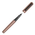Pióro wieczne Faber-Castell Hexo w kolorze brązowym o sześciokątnym korpusie z czarną stalówką i metalową skuwką.