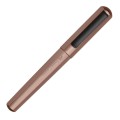 Pióro wieczne Faber-Castell Hexo w kolorze brązowym o sześciokątnym korpusie z czarną stalówką i metalową skuwką.