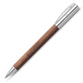 Luksusowy długopis Faber-Castell Ambition Walnut Wood wykonany z ciemnego drewna orzechowego z błyszczącymi, srebrnymi detalami.