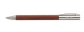 Elegancki długopis Faber-Castell Ambition Pearwood z korpusem z czerwonobrunatnego drewna gruszy i lśniącymi srebrnymi elementami.
