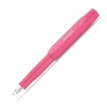 Różowe pióro wieczne Kaweco Skyline Sport Pink z nałożoną skuwką i srebrną stalówką na białym tle, widoczny grawerowany napis Kaweco Sport.