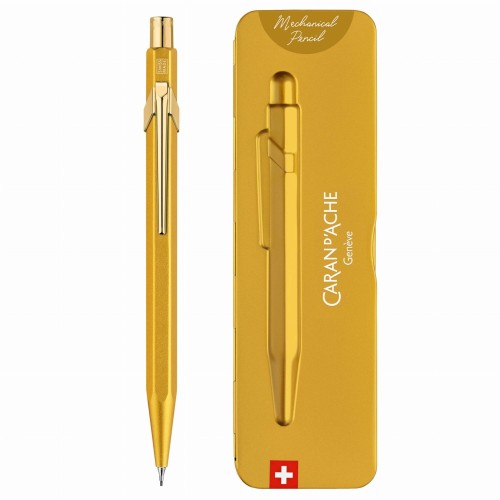 Złoty ołówek automatyczny Caran d’Ache 844 Goldbar obok dopasowanego złotego etui Slimpack.
