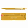 Złoty ołówek automatyczny Caran d’Ache 844 Goldbar obok dopasowanego złotego etui Slimpack.