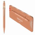 Ołówek automatyczny Caran d’Ache 844 Brut Rose w kolorze różowego złota obok dopasowanego etui Slimpack.