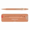 Ołówek automatyczny Caran d’Ache 844 Brut Rose w kolorze różowego złota obok dopasowanego etui Slimpack.