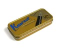 Kultowe metalowe pudełko Kaweco w kolorze złotym/retro, idealne jako opakowanie prezentowe dla pióra AL Sport Deep Red.